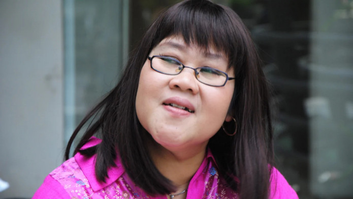 U qornida yotdi va oyoqlarini porno yoydi