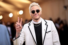 Pete Davidson Terapi Trauma karena Kanye West, Kim Kardashian Beri Dukungan