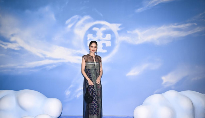 Jadi Tamu Undangan VIP Event Tory Burch, Cinta Laura Tampil Memesona