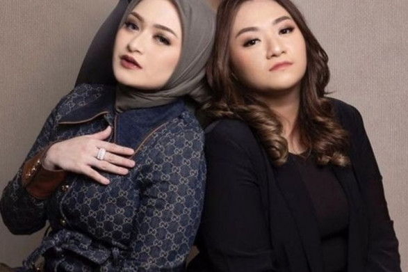 Kokraksiz yalangoch qizlarning fotosuratlari