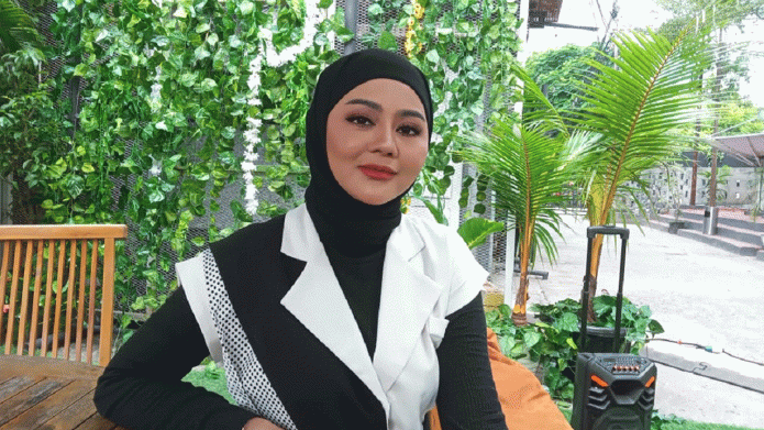 Mantap Berhijab, Jenita Janet Akan Bagikan Pakaiannya yang Lama, Gratis!