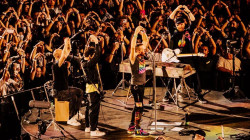 Chris Martin Sapa Penonton Konser Coldplay dengan Pantun ‘Pinjam Seratus’