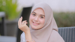 Vebby Palwinta Unggah Video Bareng Suami, Netizen Justru Salah Fokus
