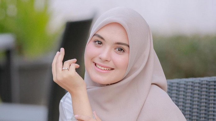 Vebby Palwinta Unggah Video Bareng Suami, Netizen Justru Salah Fokus