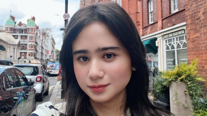 Charmeddan yalangoch aktrisalarning fotosuratlari