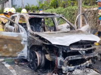 Ditumpangi 3 Wanita, Sebuah Mobil Hangus Terbakar di Jalan Gatot Subroto