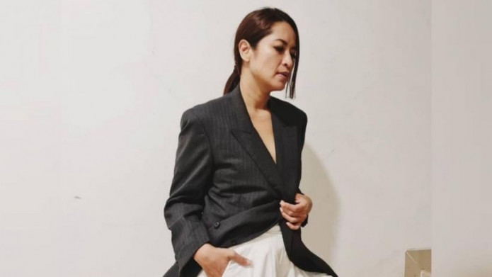 5 Potret Gaya Busana Serba Hitam ala Sari Nila a.k.a Om Rosa Sinetron Ikatan Cinta