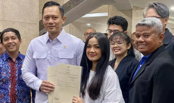 Nirina Zubir Terima Sertifikat Tanah Milik Keluarganya Resmi dari AHY