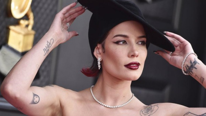 Halsey Tampil Lebih Kurus, Diduga Idap Lupus dan Leukimia