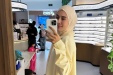 Intip 5 Potret Syahnaz Sadiqah Kenakan Hijab Pasca Pulang Ibadah Haji