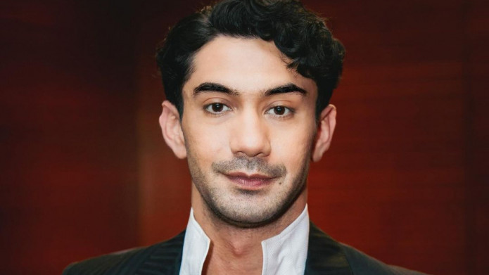 Reza Rahadian Ikut Demo di DPR, Singgung Soal Kepentingan Keluarga Tertentu
