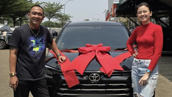 Tak Gratis,  Ini Alasan Jhon LBF Beri Kimberly Ryder Satu Unit Mobil