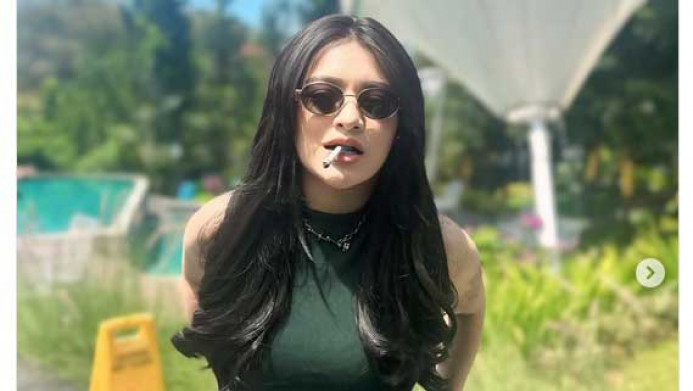 Foto Sambil Merokok, Netizen Salfok dengan Kalung Salib Nathalie Holscher