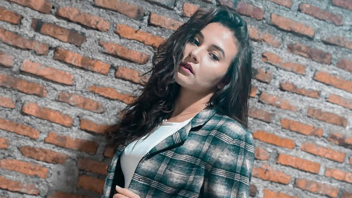 Penyebab Kecelakaan yang Dialami Larasati Nugroho Hingga Mobilnya Terbalik