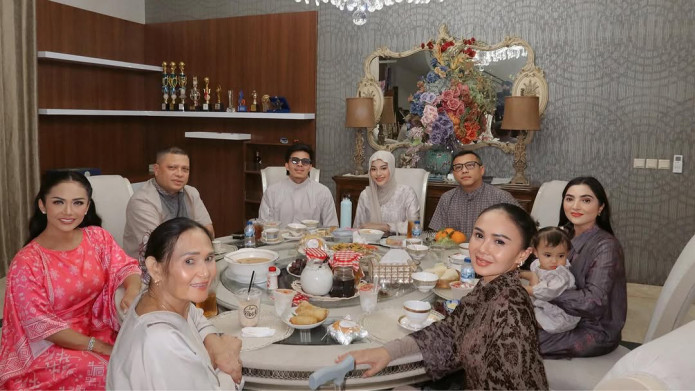Aurel Hermansyah Tuai Pujian Usai Satukan Tiga Keluarga di Momen Buka Bersama