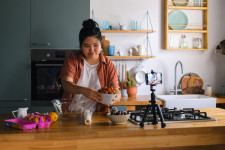 Ibu Rumah Tangga Berminat Menjadi Konten Kreator, Intip 7 Cara & Tips Memulainya