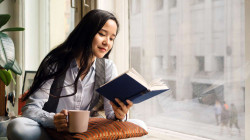 No Debat! 5 Zodiak Ini Dikenal Cerdas dan Hobi Baca Buku