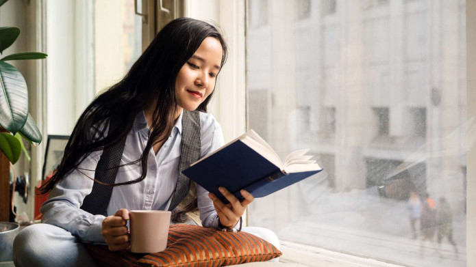 No Debat! 5 Zodiak Ini Dikenal Cerdas dan Hobi Baca Buku