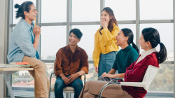 5 Zodiak Ini Mudah Bergaul dengan Orang Baru, Intip Daya Tarik Mereka
