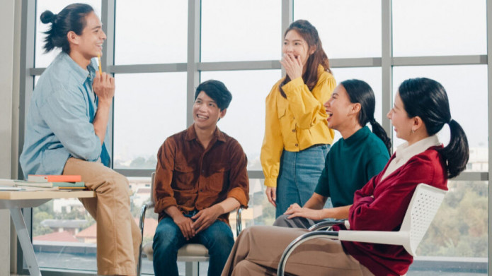 5 Zodiak Ini Mudah Bergaul dengan Orang Baru, Intip Daya Tarik Mereka