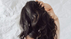 Capek Lihat Rambut di Lantai? 5 Cara Ampuh Atasi Rambut Rontok