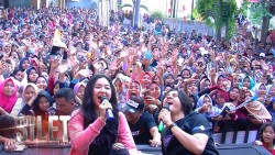 Arbani Yasiz dan Adinda Azani Disambut Lautan Fans di Karawang