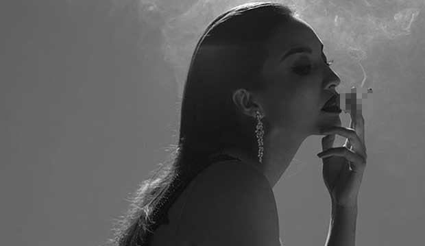 Setelah Pamer Tato, Manohara Kembali Dihujat Gegara Unggah Foto Pegang Rokok