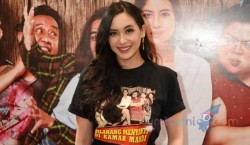 Perdana Main Film, Elvira Devinamira Akting Mandi Dilihat Banyak ...