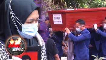 Tangis Haru Warnai Pemakaman Pramugara Sriwijaya Air Okky Bisma